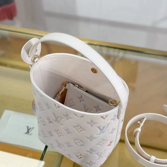 Classic Louis Vuitton Bag: A Stylish and Versatile Choice for Elegance - Picture 5 of 6